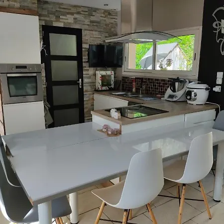 Familly 3 Se Trouve A 10 Min Du Circuit Des 24 H Du Mans 1 H 30 Du Péage Saint Arnoult 15 Min Du Pôle Européen Du Cheval A Savignee L'évêque Сasa de vacaciones Changé